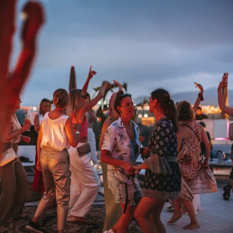 Gente disfrutando en HR