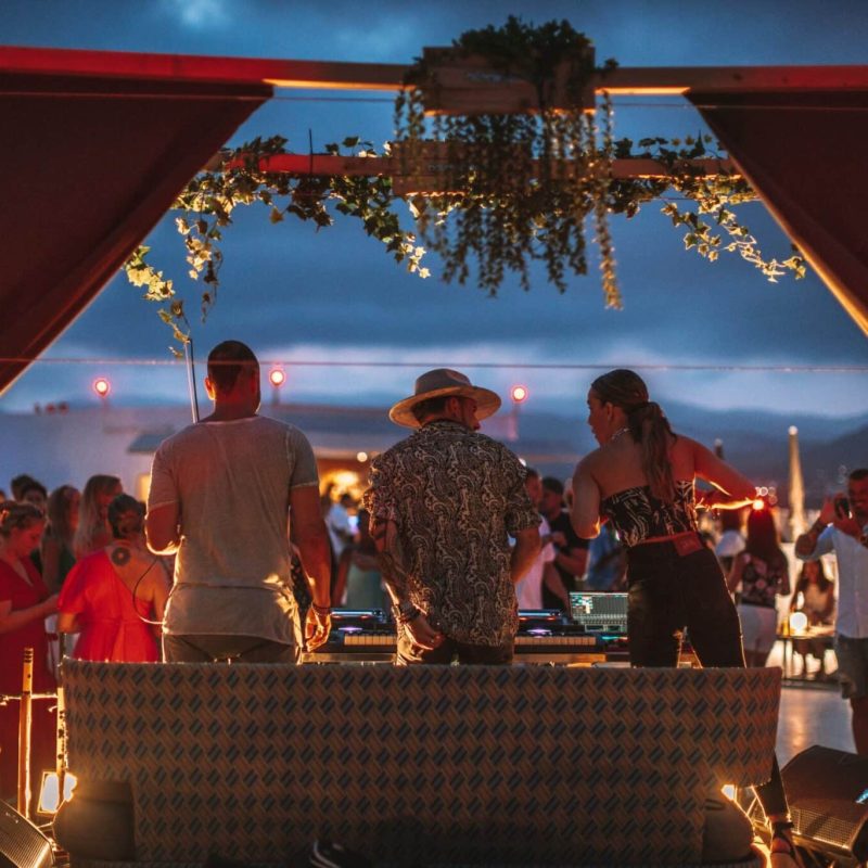 Set de HR viendo a la gente