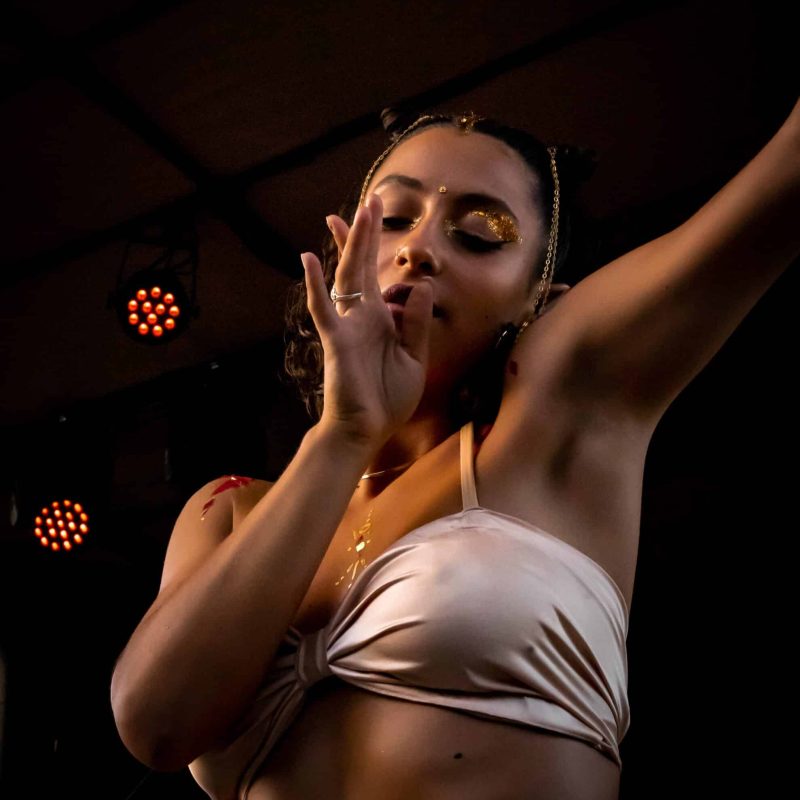 Otra de las bailarinas