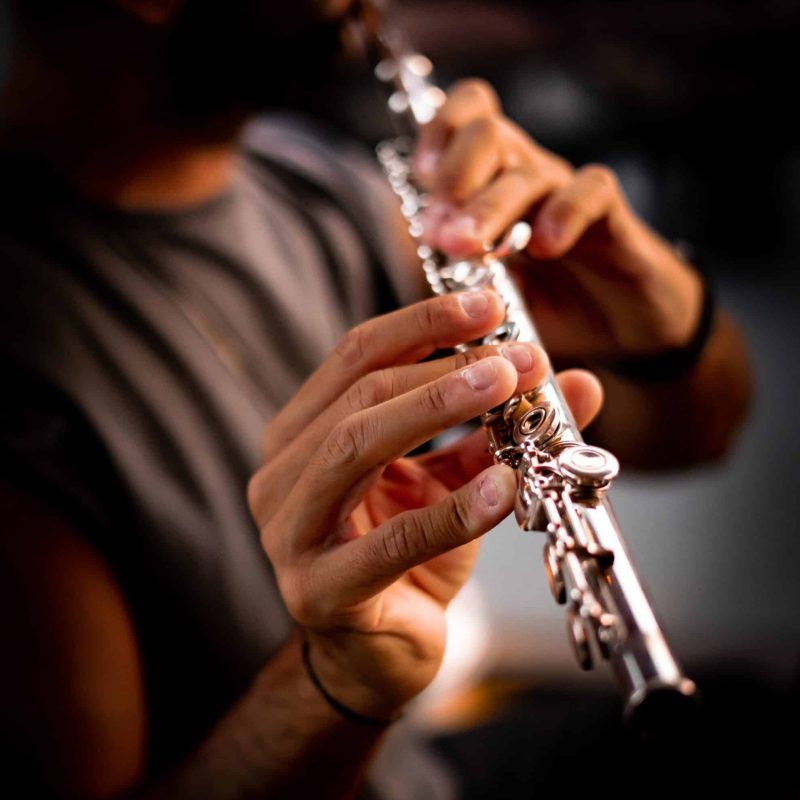 Primer plano de luis tocando