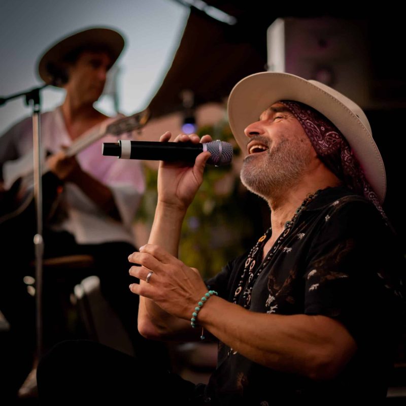 Akram cantando con gorro en cova santa
