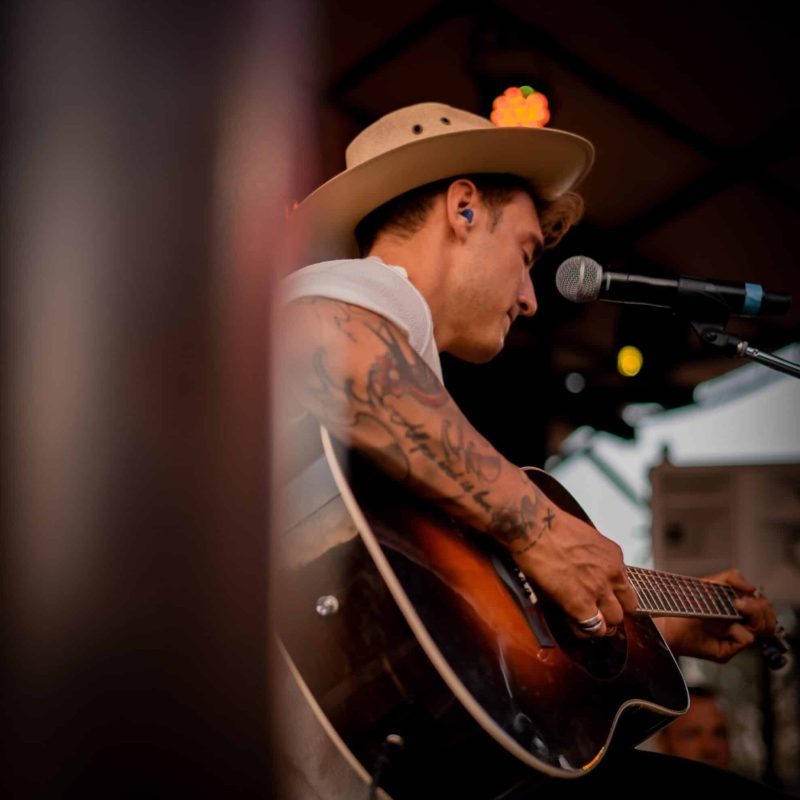 Manuel Moore tocando la guitarra