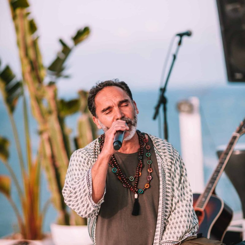 Akram cantando en HR