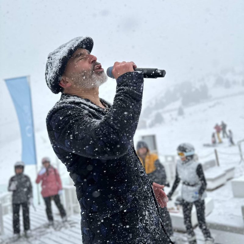 Akram cantando bajo la nieve